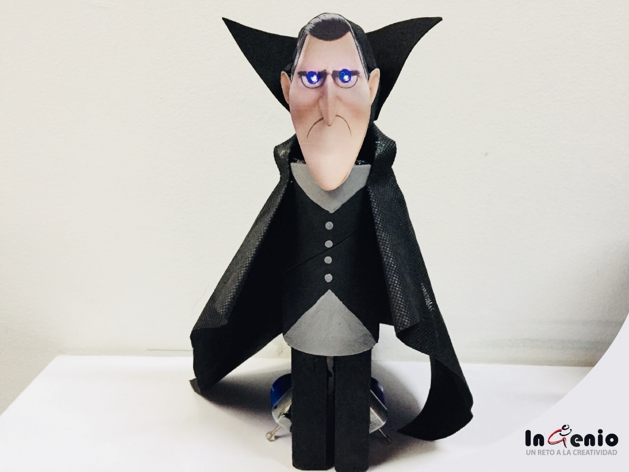 Drácula con ojos LED
